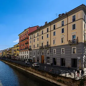 https://al-mercato-sui-navigli.italymilanhotels.net